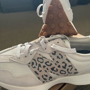 New Balance 327